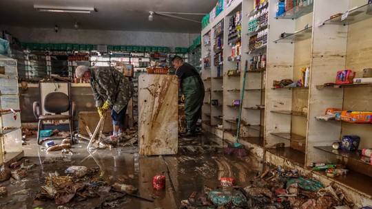Empresários do RS correm contra o tempo para salvar negócios após enchente baixar