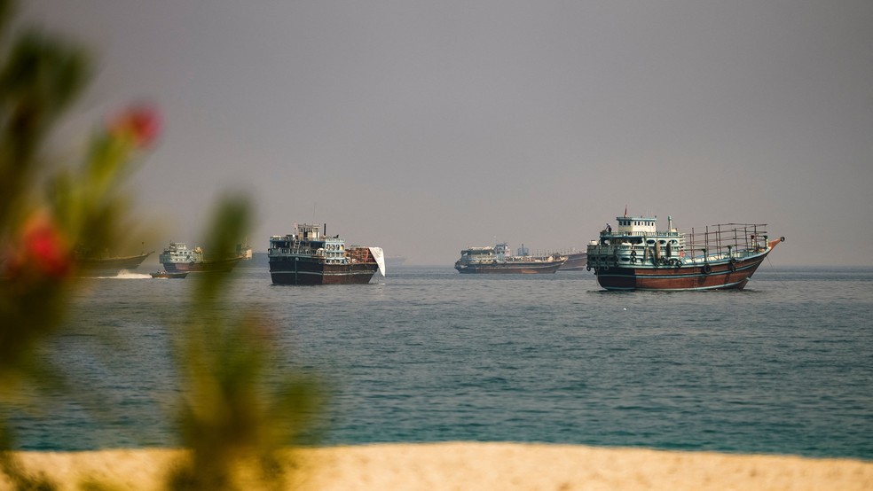 Embarcações próximas ao Estreito de Ormuz, vistas de Musandam, em Omã, em 31 de agosto de 2026 — Foto: REUTERS/Stringer