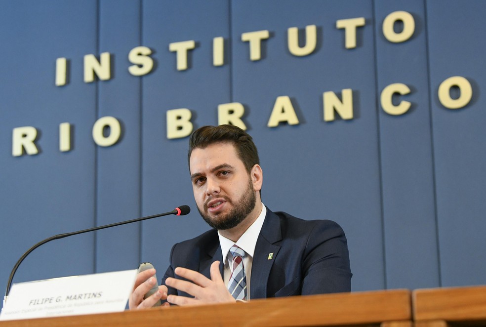 Filipe Martins, ex-assessor de Bolsonaro, em evento político.