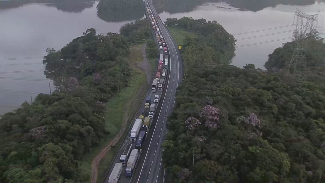 Após queda de passarela, Rodovia Anchieta deve ser liberada por volta das 12h, diz Ecovias